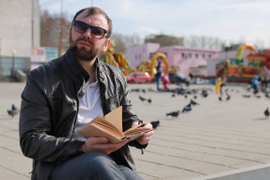 Erkek ceket ve sokak okuma kitabı