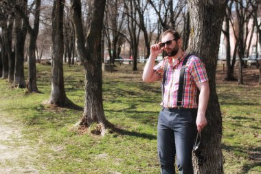 adam sakal askı ağaç parkı güneş gözlüğü