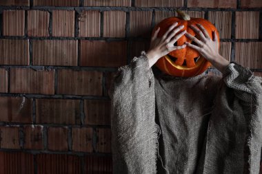 Kabak kafalı canavar. Cadılar Bayramı tabelası.