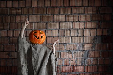 Kabak kafalı canavar. Cadılar Bayramı tabelası.