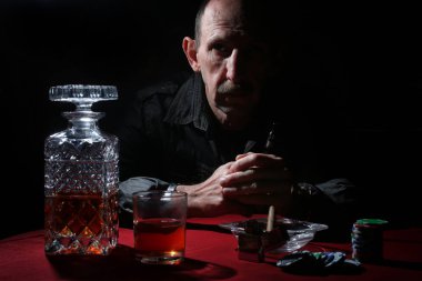 Duman borusu dostum ve poker oynayın