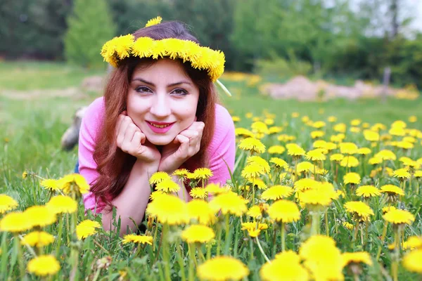 Karahindiba otlağındaki genç kadın