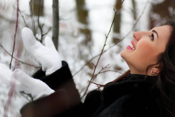 Kvinnan promenader i vinter snötäckta park — Stockfoto