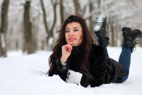 Mulher andando no inverno parque coberto de neve — Fotografia de Stock