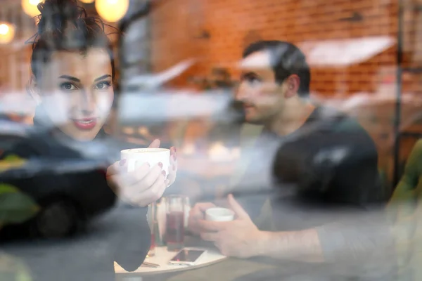 Giovane coppia si incontra in un caffè su un appuntamento — Foto Stock