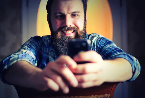 Чоловік бородатий погляд телефон — стокове фото