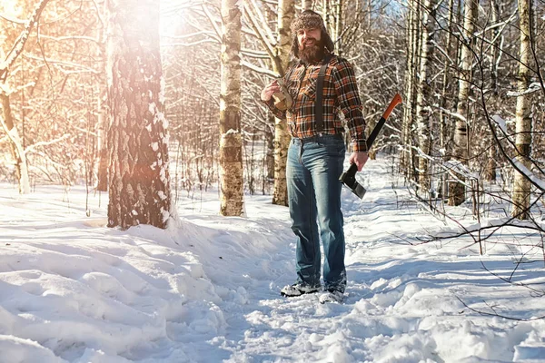 Bouleau hiver forêt homme avec hache — Photo