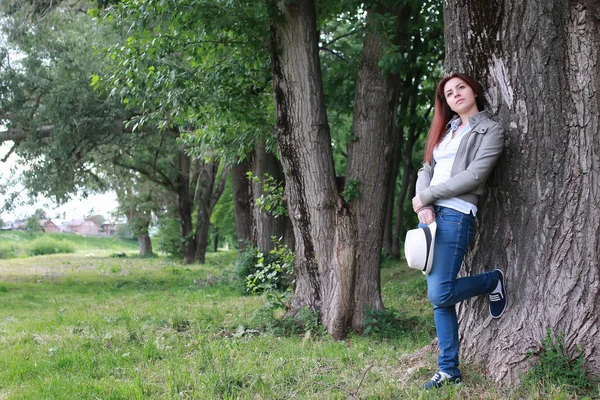 Mulher em árvore parque ao ar livre — Fotografia de Stock