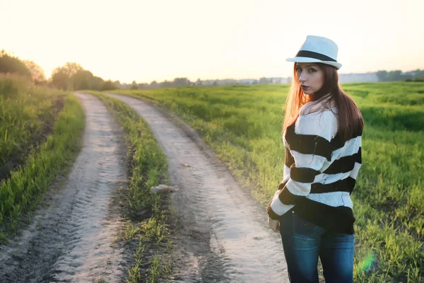 Moda ragazza nel campo al tramonto — Foto Stock