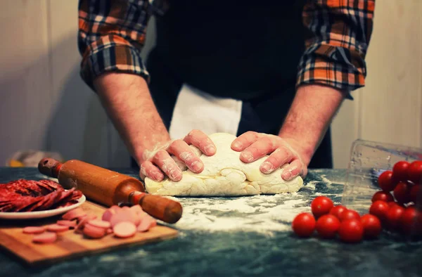 Preparar masa pizza cubierta — Foto de Stock