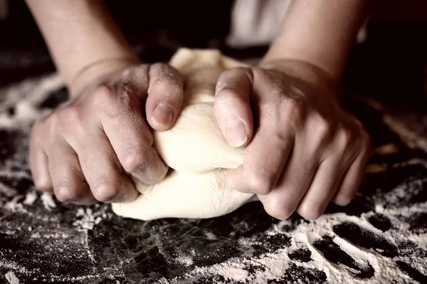 Πίτσα προετοιμασία ζύμης χέρι συμπλήρωση — Φωτογραφία Αρχείου