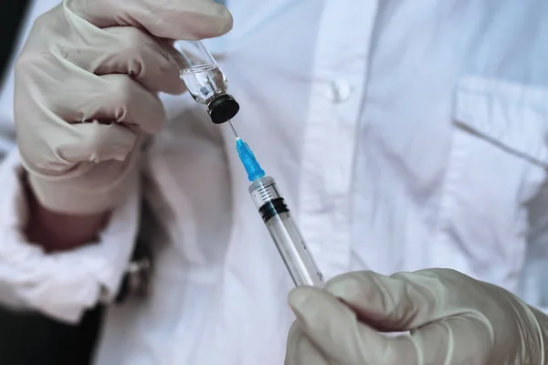 El trabajador de la salud marca la vacuna en una jeringa — Foto de Stock