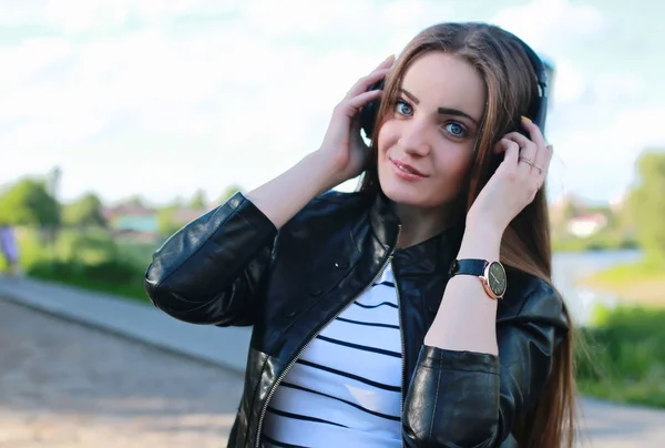 Fashion young girl with headphones — Stock Photo, Image