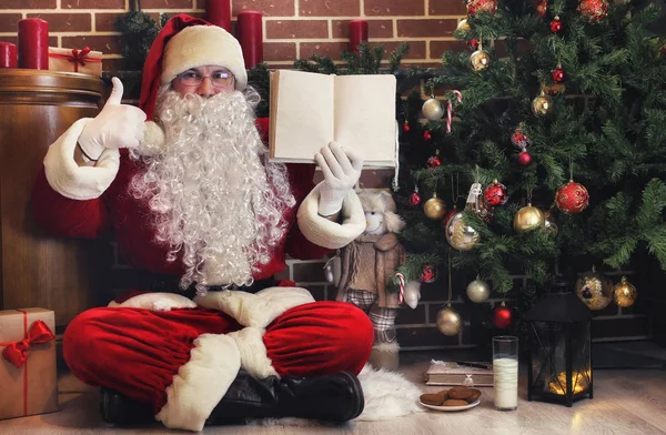 Santa Claus en traje rojo y barba blanca en el árbol de Navidad —  Fotos de Stock