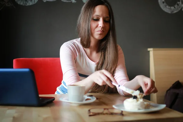 Mädchen in einem Café auf eine Tasse Kaffee mit dem Notizbuch — Stockfoto