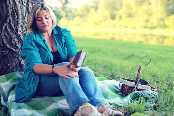 Vrouw lag en gelezen boek zon — Stockfoto