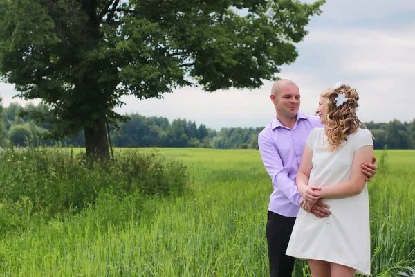 Couple amoureux marchant dans le champ dans la journée d'été — Photo