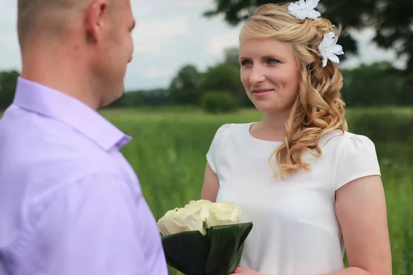 Couple amoureux marchant dans le champ dans la journée d'été — Photo