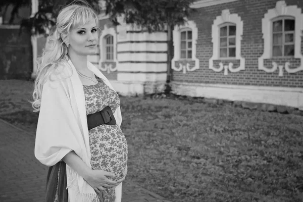 Mujer embarazada en el parque de la ciudad a pie en el día de otoño — Foto de Stock