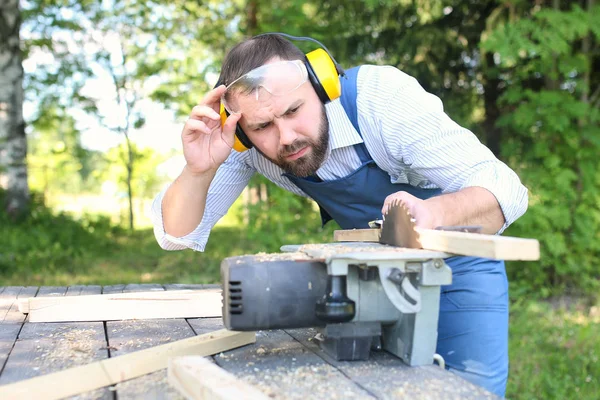 Bartträger arbeitet an Kreissäge — Stockfoto