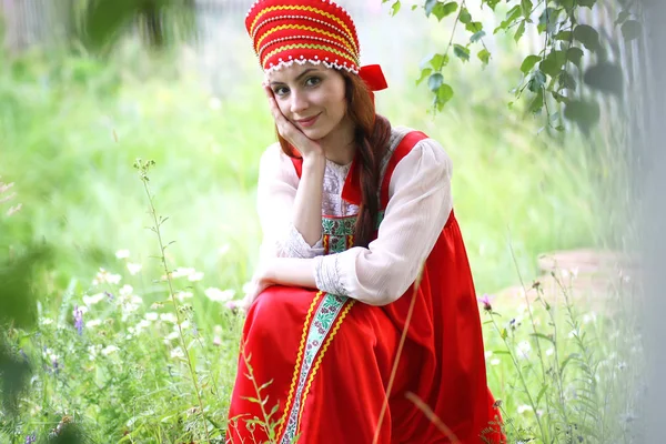 Escravo em vestido tradicional está sentado na natureza — Fotografia de Stock