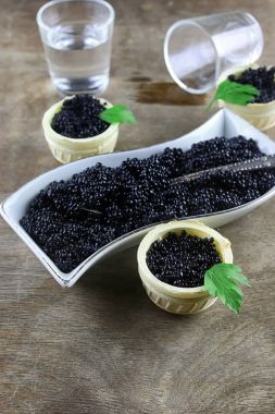 Ahşap arka planda siyah havyar
