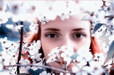 Bahar güneşli bir öğleden sonra parkta bir yürüyüş için kız