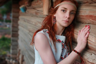 Kız bahar elma sokaktan akşamları yürür.