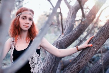 Bahar güneşli bir öğleden sonra parkta bir yürüyüş için kız