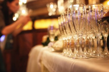 Cam şarap gözlük restoranda servis masada