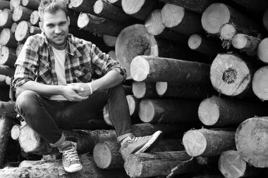 Fabrika işleme ahşap bir adama ait siyah-beyaz fotoğraf s