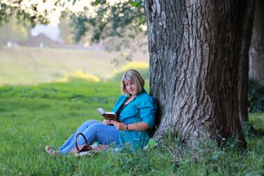 kitap okuma park ağaç kadında
