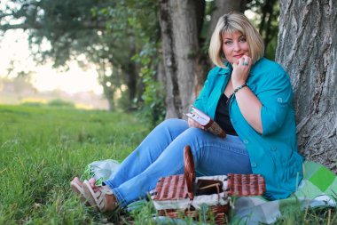 kitap okuma park ağaç kadında