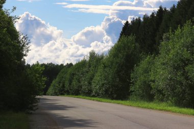 yol alan bulutlu peyzaj