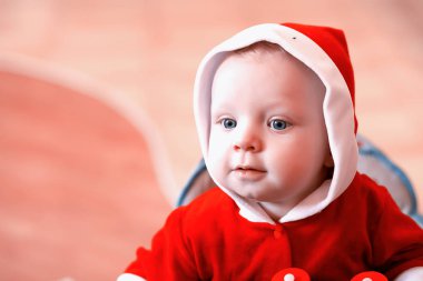 Mavi gözlü sarışın bir çocuğun portresi.