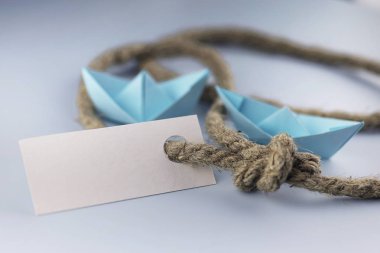 kalın örgülü halat ve gemi kağıt origami ile etiket
