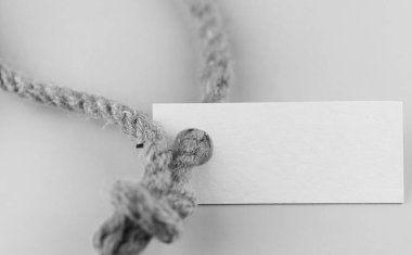 tek renkli fotoğraf sopa ile kalın örgülü halat ve gemi kağıt