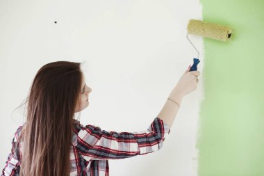 Dairede tamirat yapıyor kız