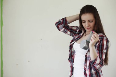 Dairede tamirat yapıyor kız