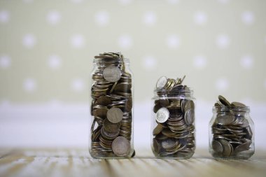 kavanozların üzerinde kat Rus ruble başlayıp büyüğe paralar