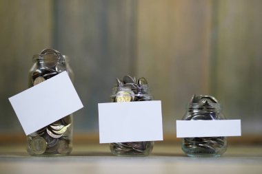 kavanozların üzerinde kat Rus ruble başlayıp büyüğe paralar