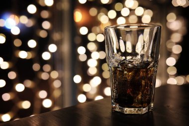 Mevsimlik arka plan daire bokeh ile buzda alkolle bardak