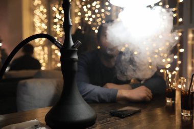 gece Cafe nargile adam yasaktır boru