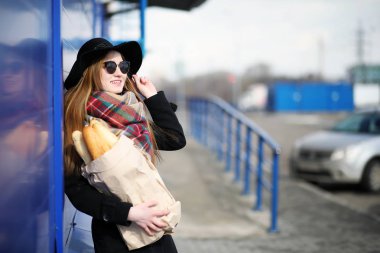 Marketler bir yürüyüş için Fransız kadın