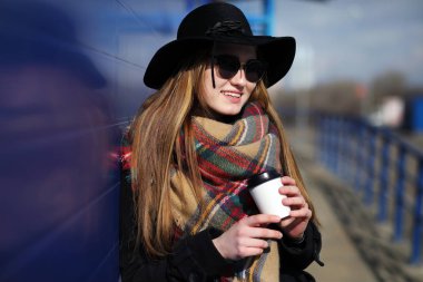 Marketler bir yürüyüş için Fransız kadın