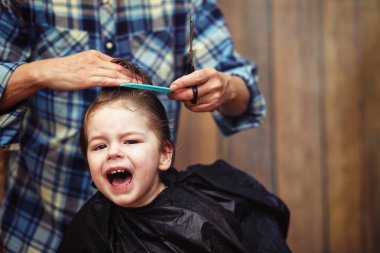 Küçük bir çocuk Kuaför içinde kesilmiş