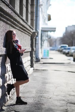 Güneşli havalarda bir yürüyüşte kız