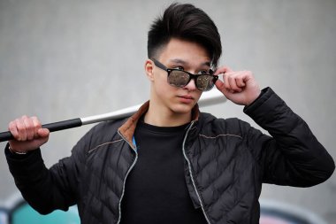 Asya genç adam kameraya poz sokakta