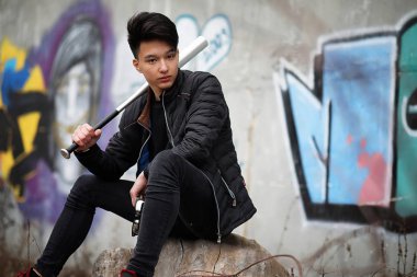 Asya genç adam kameraya poz sokakta