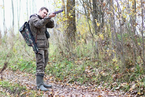 Hombre en camuflaje y con armas en un cinturón forestal en un hun de primavera — Foto de Stock